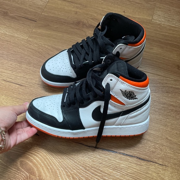 Air Jordan 1 Retro High OG 'Electro Orange' - Picture 2 of 3